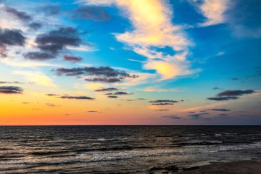 Deniz kıyısında günbatımı