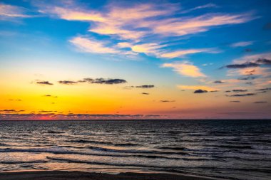 Baltık Denizi 'nin, Letonya' nın, Baltık Denizi 'nin dalgaları ve bulutlarıyla denizde gün batımı
