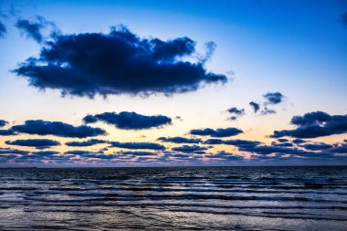 Denizin üzerinde güzel bir gün batımı