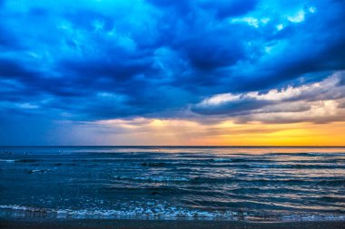 Denizde güzel bir gün batımı