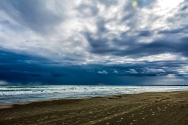 Bulutlu ve gökyüzlü güzel deniz manzarası