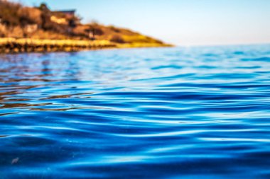 Dalgalar ve mavi gökyüzü ile güzel deniz suyu