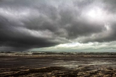 Karadeniz 'de fırtına. Fırtınada denizin üzerinde fırtına bulutları