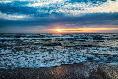 Denizin üzerinde güzel bir gün batımı