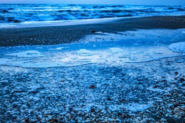 Sabahın erken saatlerinde dalgalarla deniz kıyısı