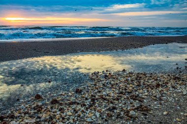 Sakin bir baltık denizinin üzerinde güzel bir gün batımı