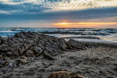 Sahilde gün batımı