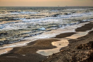 Denizin üzerinde güzel bir gün batımı