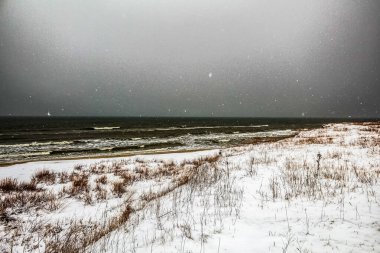 Kış manzarası karla kaplı deniz