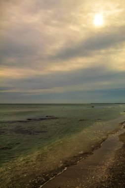 Sahilde güzel bir gün batımı.