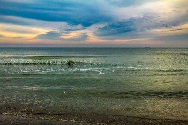 Günbatımı ve bulutlu gökyüzü ile güzel deniz manzarası