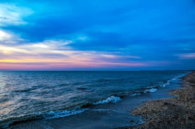 Denizin üzerinde güzel bir gün batımı. Doğa, güzellik