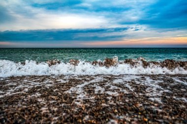 Gün batımında güzel deniz kıyısı.