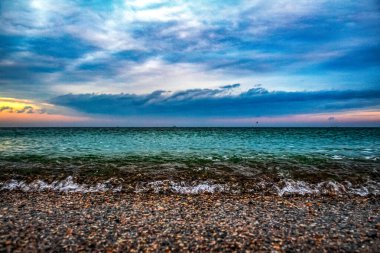 Denizin üzerinde güzel bir gün batımı