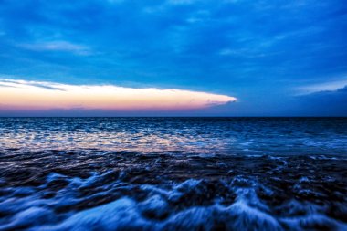 Denizin üzerinde güzel bir gün batımı