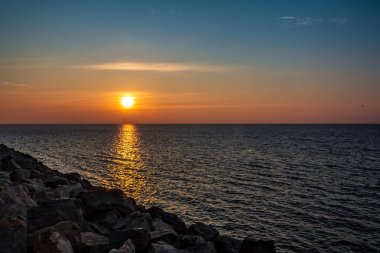 Sahilde gün batımı