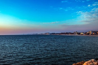 Denizin üzerinde gün batımı