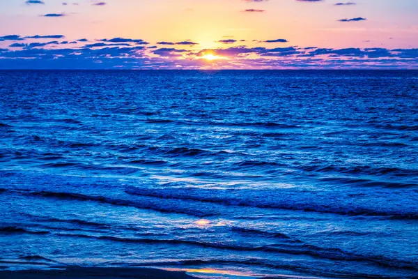 Baltık deniz kıyısında güzel bir gün batımı