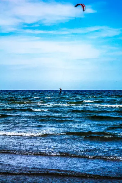 Rüzgarlı bir yaz gününde rüzgar sörfü