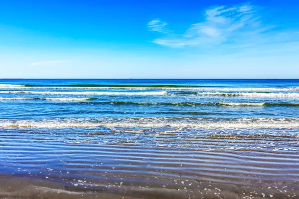 Deniz kıyısının güzel manzarası