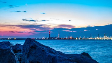 Denizin üzerinde güzel bir gün batımı