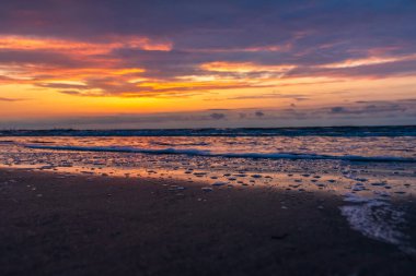 Denizde bulutlu renkli dramatik gökyüzü.
