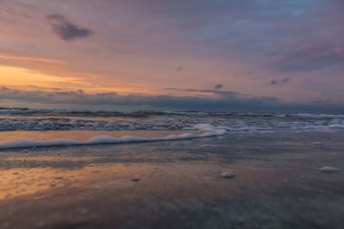 Denizin üzerinde güzel bir gün batımı