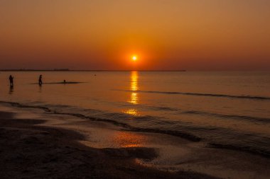 Akşamları kumsalda gün batımı.