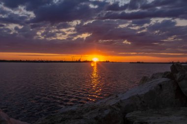 Kiev 'deki Dinyeper nehrinin üzerinde gün batımı