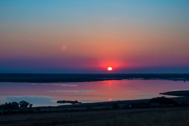 Gölde gün batımı
