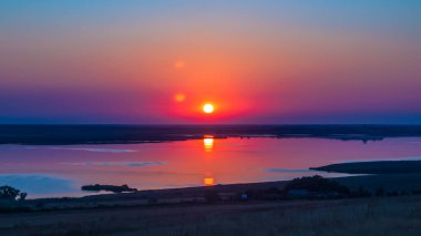 Akşamları gölün üzerinde gün batımı.