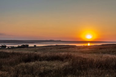 Yazın nehirde güzel bir günbatımı