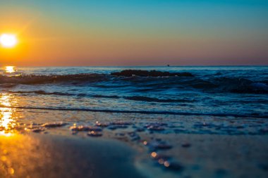 Denizin üzerinde güzel bir gün batımı