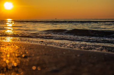 Denizde gün doğumu.