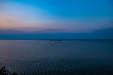 Denizin üzerinde güzel bir gün batımı