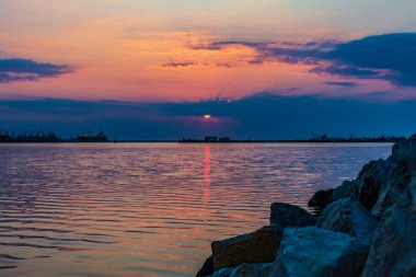 Gölün üzerinde gün batımı