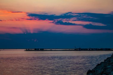 Gölün üzerinde gün batımı