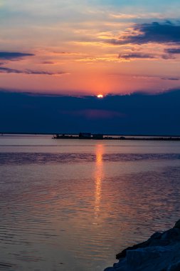 Gölde güzel bir gün batımı