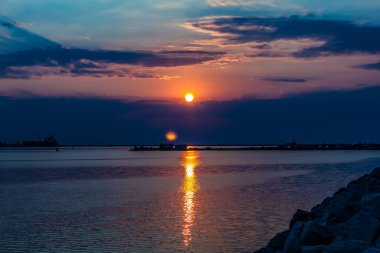 Denizin üzerinde güzel bir gün batımı