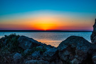 Denizin üzerinde gün batımı