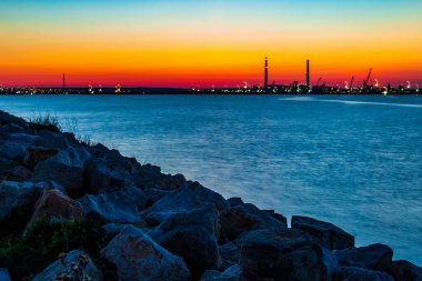 Denizin üzerinde güzel bir gün batımı