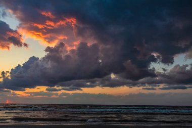 Yaz aylarında Baltık Denizi üzerinden günbatımı