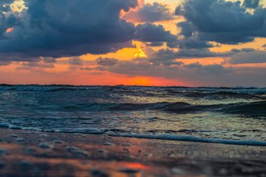 Sahilde gün batımı