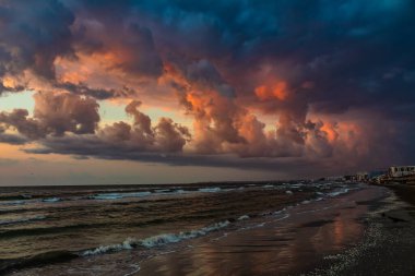Sahilde gün batımı