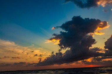 Denizin üzerinde güzel bir gün batımı