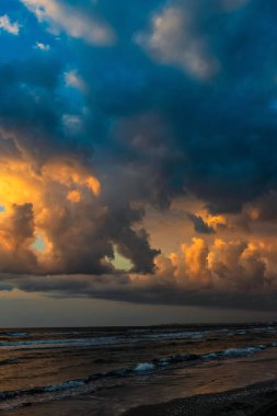 Denizde gün batımı. Güzel gün batımı gökyüzü ve bulutlar.