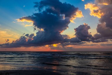 denizin üzerinde güzel günbatımı gökyüzü