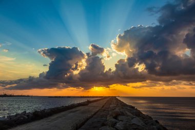 Denizin üzerinde güzel bir gün batımı. doğa bileşimi.