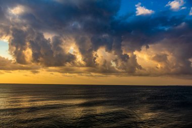 Karayip Denizi üzerinde dramatik gün batımı.