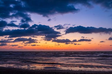 Baltık kıyısında dramatik gün batımı.